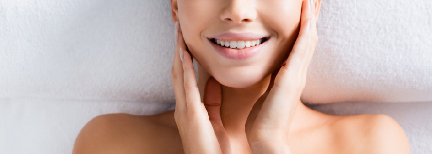 女性が微笑んでいる画像