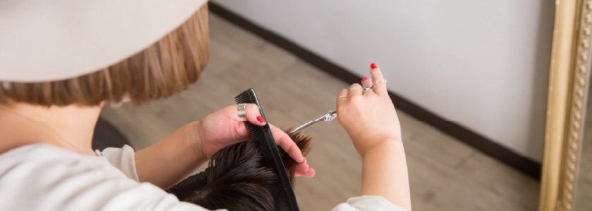 ヘアカットしている画像