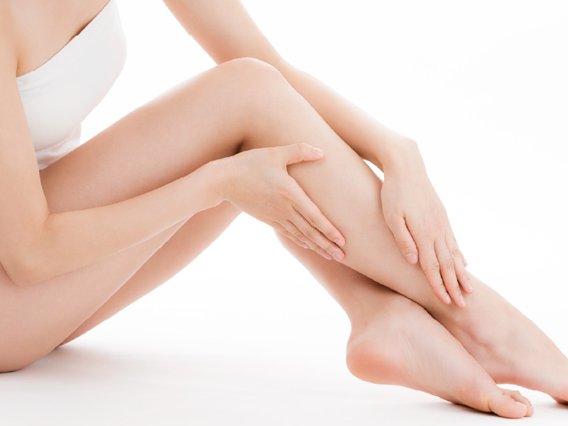 女性の脱毛された脚